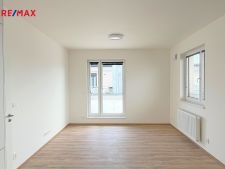 Obývací místnost se vstupem na terasu