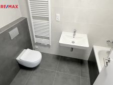 Koupelna s vanou a WC