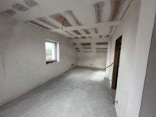 prázdná místnost s přirozené světlo a betonová podlaha