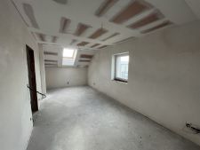 prázdná místnost s přirozené světlo a betonová podlaha