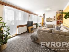 obývací pokoj s radiátor, televize, přirozené svět