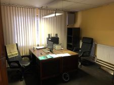 kancelář s koberec, přirozené světlo, drop strop, a radiátor