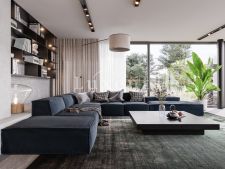 prosklený obývací pokoj