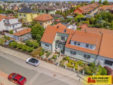 Pohled na dům z dronu - Moravany - prodej bytu 4+1