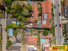Pohled z dronu na dům se zahradou a garáží - Morav