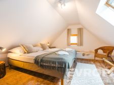 pokoj / ložnice s světlík, dřevěná podlaha, přiroz
