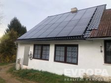 venkovní obytný prostor s solárními panely