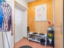 pokoj / ložnice s kachličková podlaha a dřevěná ze
