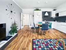 obývák-jídelna s televize a dřevěná podlaha
