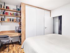 pokoj / ložnice s skříň a dřevěná podlaha