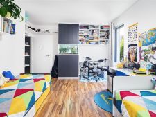 pokoj / ložnice s přirozené světlo a dřevěná podlaha