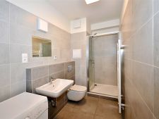 vana s stěna dlaždic, zrcadlo, kachličková podlaha, dřez, a sprcha
