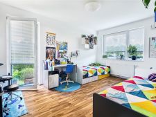 pokoj / ložnice s dřevěná podlaha, přirozené světlo, a radiátor