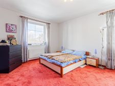 pokoj / ložnice s přirozené světlo, koberec, a rad
