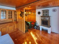 obývací pokoj s pozoruhodný lustr, strop dřeva, dřevěná zeď, krb, a kachličková podlaha