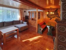 obývací pokoj s televize, přirozené světlo, kachličková podlaha, a strop dřeva
