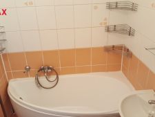 Koupelna s rohovou vanou a umyvadlem