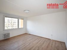 prázdná místnost s radiátor, dřevěná podlaha, a přirozené světlo