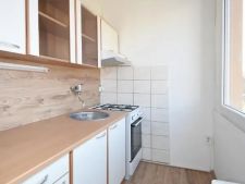 kuchyně s sporák, deformace, dřevěná podlaha, radiátor, a bílé skříně