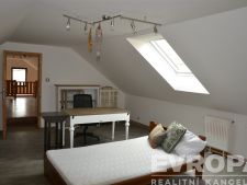 pokoj / ložnice s klenutý strop, radiátor, přiroze