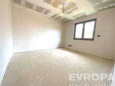 prázdná místnost s betonová podlaha a přirozené světlo