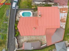 Pohled na dům a pozemek z dronu