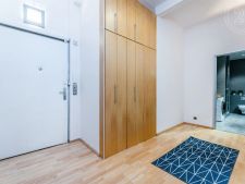 pokoj / ložnice s trámový strop, pračka / sušička, skříň, dřevěná podlaha, a vlastní vana