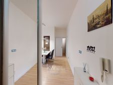 Vstupní chodba/ Entrance Hall