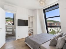 Hlavní ložnice s ensuite koupelnou a šatnou