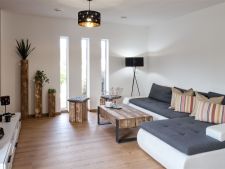 obývací pokoj s dřevěná podlaha a přirozené světlo