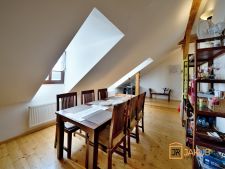 Jídelní kout v podkrovním apartmá
