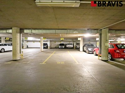 Pronájem parkovacího místa 12 m² Brno