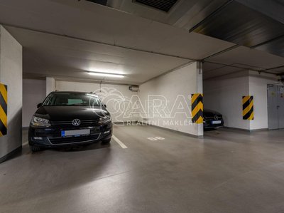 Pronájem parkovacího místa 14 m² Praha