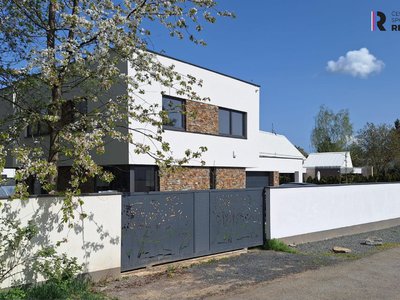 Prodej rodinného domu 256 m² Průhonice