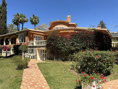 Prodej rodinného domu, 327m²