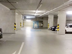Pronájem parkovacího místa 12 m² Praha