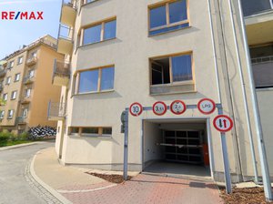 Pronájem parkovacího místa 18 m² Praha