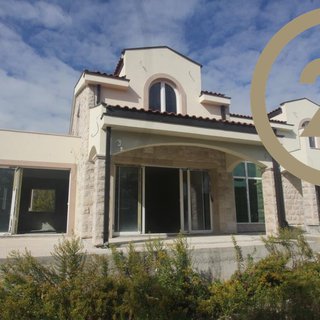 Prodej rodinného domu 500 m² v Černé Hoře