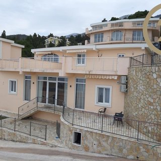 Prodej rodinného domu 304 m² v Černé Hoře