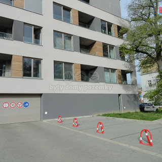Pronájem garáže 15 m² Pardubice, Štrossova