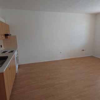 Pronájem bytu 3+kk 67 m² Besednice, Náměstí