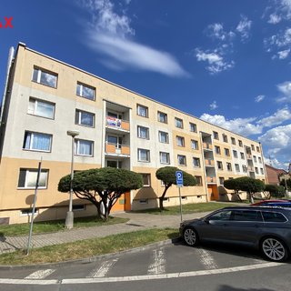 Prodej bytu 2+1 63 m² Hostomice, Školní náměstí