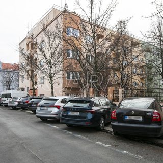 Prodej bytu 1+kk a garzoniéry 43 m² Praha, Biskupcova
