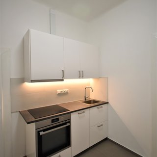 Pronájem bytu 1+kk a garsoniéry 32 m² Praha, U Nikolajky