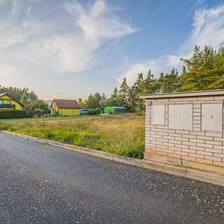 Prodej stavební parcely 1 607 m² Vroutek