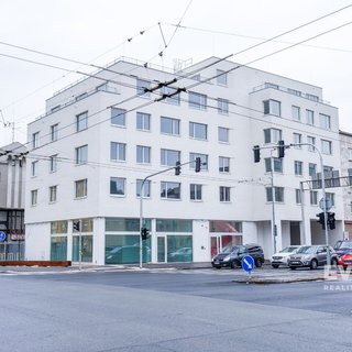 Pronájem bytu 2+1 34 m² Hradec Králové, Gočárova třída