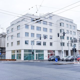 Pronájem bytu 1+kk a garzoniéry 29 m² Hradec Králové, Gočárova třída